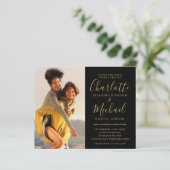 Budget Black en Gold Script Photo Weduwen Uitnodig (Staand voorkant)