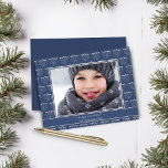 Budget Blauw Wit Menorah Patroon Chanoeka Foto<br><div class="desc">Budget Rustic Blue White Menorah Chanoeka Fotokaart met een feestelijk patroon van vakantiemanoren en uw aangepaste foto. **Ons budget papier is kleiner,  lichter en delicater,  maar nog steeds mooi! Vergeet de enveloppen niet!** Als je hulp of overeenkomende items nodig hebt,  neem dan contact met ons op via katescreationszazzle@gmail.com</div>