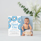 Budget Blue Donut 1e foto Verjaardagsfeest Uitnodi (Staand voorkant)