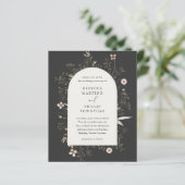 Budget Boho Boog Wildebloemen Trouwuitnodiging (Staand voorkant)