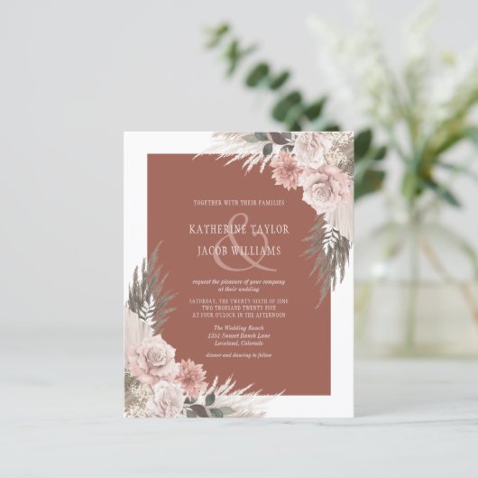 Budget Boho Floral Terracotta Wedding Uitnodiging (Staand voorkant)