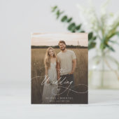 Budget Boho Script Rustieke Foto Huwelijksuitnodig (Staand voorkant)