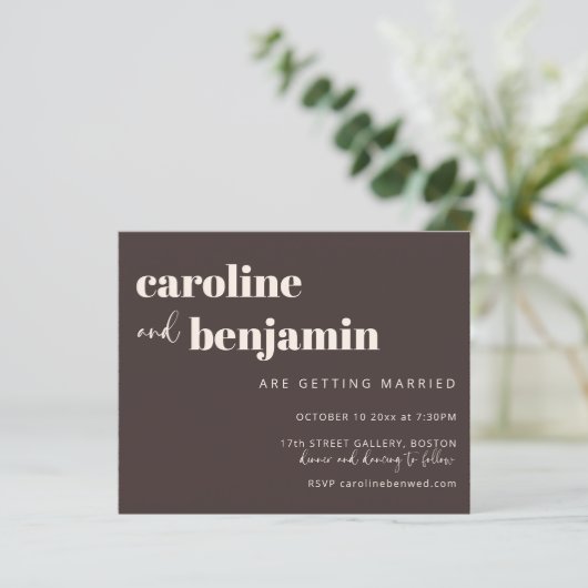 Budget Bold Warm Brown Chic Modern Wedding Invite (Staand voorkant)