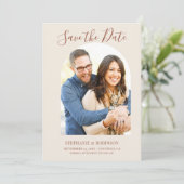 Budget Boog Foto Bruiloft Monogram Save The Date Aankondiging (Staand voorkant)