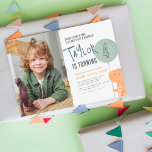 Budget Boys Dinosaur Thmed Birthday Party<br><div class="desc">Een budgetvriendelijke uitnodiging voor verjaardagsfeestjes met een handgetekende dinosaurus met een ballon. Binnen in de ballon is de leeftijd van de verjaardagsjongen. De uitnodigingstekst wordt geroteerd en aan de linkerzijde gericht voor een leuke lay-out. Bovenaan de uitnodiging staat: "Stomp, chomp & roar. Laten we feesten als een dinosaurus!" Hieronder, wordt...</div>