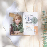 Budget Boys Dinosaur Thmed Birthday Party<br><div class="desc">Een budgetvriendelijke uitnodiging voor verjaardagsfeestjes met een handgetekende dinosaurus met een ballon. Binnen in de ballon is de leeftijd van de verjaardagsjongen. De uitnodigingstekst wordt geroteerd en aan de linkerzijde gericht voor een leuke lay-out. Bovenaan de uitnodiging staat: "Stomp, chomp & roar. Laten we feesten als een dinosaurus!" Hieronder, wordt...</div>