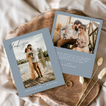 Budget bruiloft Dank u stoffige blauwe fotokaarten Flyer<br><div class="desc">Budget Wedding Dank u Kaarten die een foto op de voor- en achterkant hebben. De kaarten met dank bevatten een moderne handgeschreven cursieve scripttypografie die elegant,  eenvoudig en modern is om te gebruiken nadat u de minimalistische eenvoudige trouwdag hebt gevierd.</div>