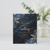Budget bruiloftsinvitaties navyblauw goud bloemmot (Staand voorkant)