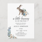 Budget Bunny Boho Dusty Blue Flower Baby shower in Uitnodiging Briefkaart (Voorkant)