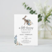 Budget Bunny Boho Dusty Blue Flower Baby shower in Uitnodiging Briefkaart (Staand voorkant)