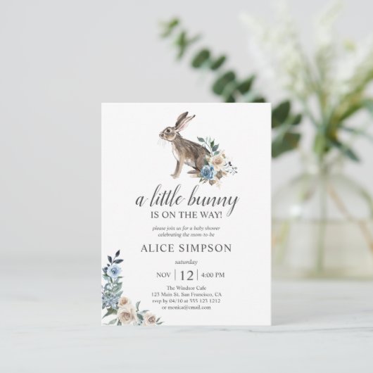 Budget Bunny Boho Dusty Blue Flower Baby shower in Uitnodiging Briefkaart (Staand voorkant)