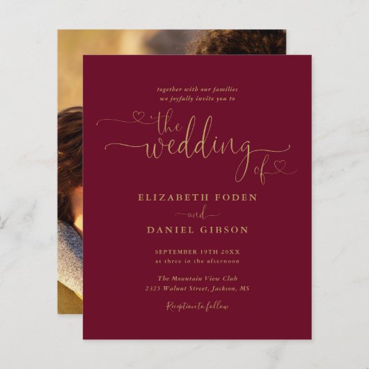 Budget Burgundy Gold Script Photo Weduwen Invite (Voorkant / Achterkant)