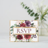 Budget Burgundy Monogram Floral Gold RSVP Briefkaart (Staand voorkant)