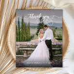 Budget Chic Kalligrafie 2 Foto Bruiloft Dank u<br><div class="desc">Budget Modern Hand Lettered Script 2 Foto Bruiloft Dank u gepersonaliseerde betaalbare low budget THIN kaart. Moderne stijlvolle bruiloft dank u kaart sjabloon met een volledige verticale foto op de voorkant met overlay tekst "Thank You" in een swirly hand geschreven typografie of kalligrafie script lettertype met swashes overlay in wit...</div>