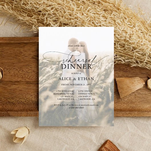 Budget Chic Script Photo Rehearsal Dinner Uitnodiging Briefkaart