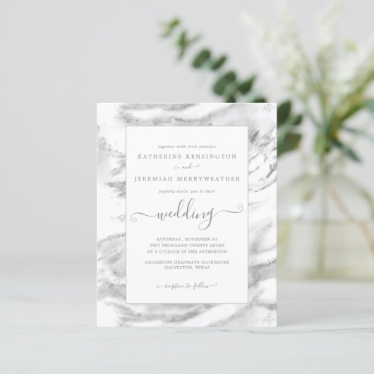 Budget Chic Silver Foil Marble Wedding Uitnodiging (Staand voorkant)