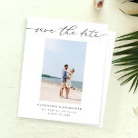 Budget Chic Stijlvolle Mod Foto Opslaan van de Dat<br><div class="desc">Voeg gewoon je foto toe en je hebt een eenvoudige, minimalistische, chique en unieke foto met een witte achtergrond. Krijg deze Save the Date in verschillende kleuren. Het is geweldig voor lentebruiloften, zomerbruiloften, strandbruiloften, boho-bruiloften, herfstbruiloften, rustieke bruiloften, winterbruiloften & meer. Vergeet de extreem hoge prijs maar houd de luxe met...</div>