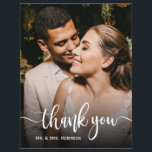 Budget Chic Whimsical Script Weddenschap Bedankt Flyer<br><div class="desc">Budget Elegant Hand Lettered Wedding Foto Dank u gepersonaliseerde betaalbare THIN-kaart met laag budget. Stijlvolle moderne bruiloft bedankt u de sjabloon van het briefkaart met een volledige verticale foto aan de voorzijde met tekstbekleding "Dank u" in een handgeschreven lettertypemanuscript in wit op het afbeelding. ***GELIEVE OPMERKING TE MAKEN! *** BEGROTINGSPAPIER/FLYER...</div>