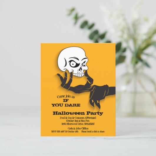 Budget Creepy Skull Halloween Uitnodigingen (Staand voorkant)