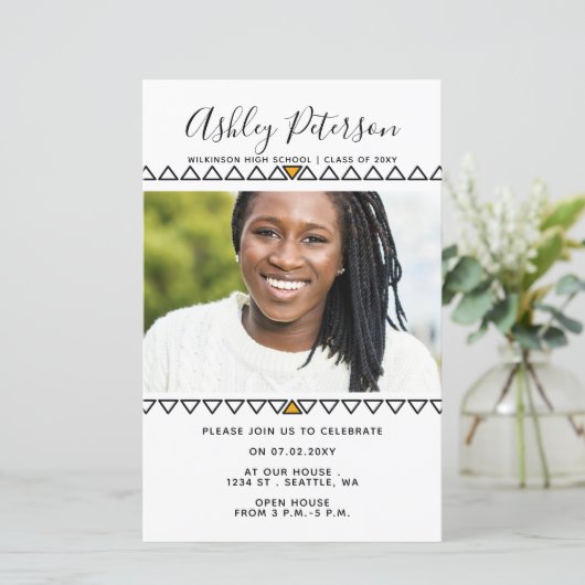 Budget Cute Moderne Photo Afstuderen Invitation (Staand voorkant)