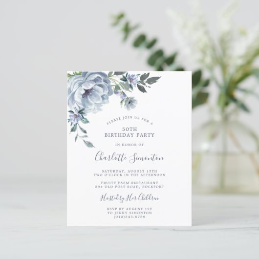 Budget Dusty Blue Floral 50ste verjaardag uitnodig (Staand voorkant)