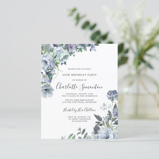 Budget Dusty Blue Floral 60e Verjaardag uitnodigin (Staand voorkant)
