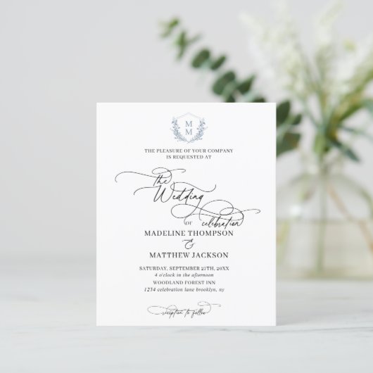 Budget Dusty Blue Floral Crest Monogram Bruiloft (Staand voorkant)