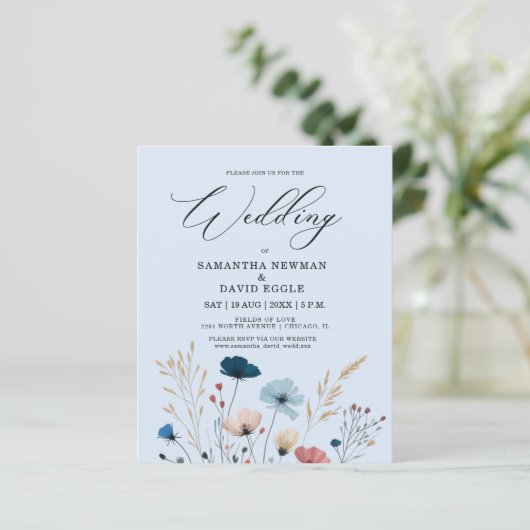 Budget Dusty Blue Wild Floral Wedding Invitation (Staand voorkant)