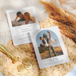 Budget Elegant Romantic Minimalist 2 Fotobruiloft<br><div class="desc">Introductie van onze moderne en minimalistische huwelijksbudgetuitnodigingen, die twee van uw aangepaste foto's laten zien. Uw gekozen foto neemt centrumstadium in een boho boogvormig vorm, terwijl de initialen van het paar elegant in klassieke serif hoofdsteden met een prachtige manuscript calligrafieampersand worden getoond. De hoofdtelefooncursief hieronder kondigt uw speciale dag aan,...</div>