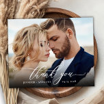 Budget Elegant Script Weduwfoto Hartelijk kaart<br><div class="desc">Budget Modern Elegant Script 2 Foto Bruiloft Dank u betaalbare low budget dunne kaart. Stijlvolle bruiloft dank u sjabloon met een volledige verticale foto op de voorkant met overlay tekst "Thank You" in een handgeschreven kalligrafie of typografie script lettertype in wit op het afbeelding. Aan de achterkant een foto en...</div>