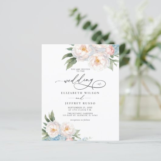 Budget Elegante Blush Bloemen Bruiloft uitnodiging (Staand voorkant)