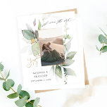 Budget Eucalyptus Glow Foto Vertica Save the Date<br><div class="desc">** SATIN PAPIER IS PAPIER THIN. UPGRADE HET PAPIER VOOR EEN THICKERPAPIER. HEEFT EEN OPTIE VOOR ENVELOPES. *** Bespaar geld op formele uitnodigingen met deze kleinere uitnodiging die een optie voor enveloppen heeft. Bereid uw gasten voor op de geweldige bruiloft met uw Eucalyptus Glow-foto Verticaal Save the Date Cards. Wil...</div>