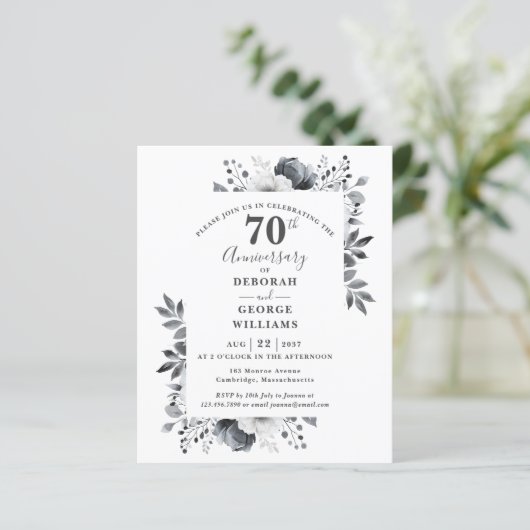 Budget Floral 70e bruiloft Jubileum Uitnodiging (Staand voorkant)