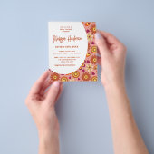 Budget Floral Groovy bruidsdouche uitnodiging Flyer (Hand)