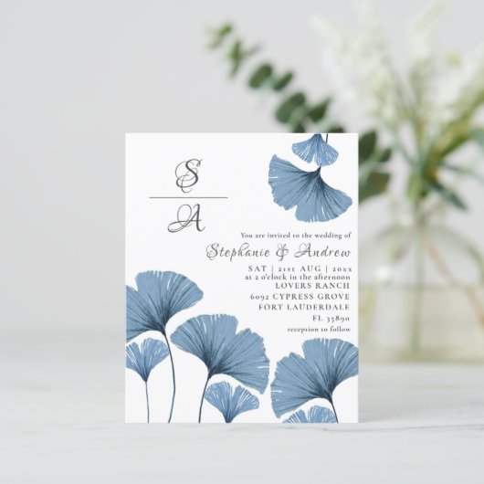 Budget Foliage Blue & White Weduwen Uitnodiging (Staand voorkant)