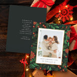 Budget Foliage groen Vrolijke Kerstmis Foto<br><div class="desc">Verspreid vreugde betaalbaar met onze Budget Photo Christmas Kaart. De achtergrond, versierd met winterblad en holbeien, creëer's een feestelijke sfeer. Een witte overlay met een faux gouden rand voegt charme toe. Pas het aan met uw eigen foto- en vakantiegroeten in handgeschreven script. Reverse Side biedt ruimte voor uw persoonlijke boodschap....</div>