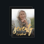 Budget Foto 70th Birthday Party Invitation<br><div class="desc">Moderne uitnodiging van de 70e verjaardag met een aangepaste verticale foto. De woorden "zeventig & sensationeel" staan in het gouden faux folie script aan de voorzijde. Voeg partijdetails op de rug in witte teksten op een zwarte achtergrond toe. Vervang gemakkelijk het afbeelding van de steekproef met uw eigen favoriete foto...</div>