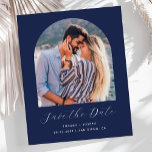 Budget Foto Boog Marine Blauw Save the Date<br><div class="desc">Deze eenvoudige, minimalistische Save the Date-kaart heeft een boho-fotoboog boven de woorden "Save the Date" in een elegant wit handschrift, gevolgd door de namen van het paar, de trouwdatum en de stad in een schreefloos lettertype op een marineblauwe achtergrond. Voeg een meer gedetailleerd bericht toe met aanvullende informatie op de...</div>