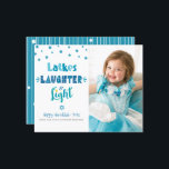 Budget foto Chanoeka Latkes lachlicht Kaart<br><div class="desc">"Latkes, lachen en licht." Fun, knappe handgemaakte typografie en een willekeurige ster van David-patroon in stoffig blauw, turquoise en blauwgroen op een witte achtergrond, samen met de foto van uw keuze, helpen u in Hanukkah te werken. Handgetrokken witte lijnen en een willekeurige sterren van David patroonbekleding een blauwgroen achtergrond op...</div>