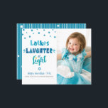 Budget foto Chanoeka Latkes lachlicht Kaart<br><div class="desc">"Latkes, lachen en licht." Fun, knappe handgemaakte typografie en een willekeurige ster van David-patroon in stoffig blauw, turquoise en blauwgroen op een witte achtergrond, samen met de foto van uw keuze, helpen u in Hanukkah te werken. Handgetrokken witte lijnen en een willekeurige sterren van David patroonbekleding een blauwgroen achtergrond op...</div>