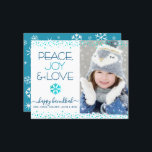 Budget foto Chanoeka Peace Love Sneeuwvlok Kaart<br><div class="desc">"Vrede, vreugde en liefde." Een leuke, speelse, turquoise blauwe faux folie snowflake illustratie, confetti stippen, turquoise en marinesblauwe moderne typografie op een schone, witte achtergrond, samen met de aangepaste foto van uw keuze, helpen u in het Hanoekaseizoen te gaan. Een willekeurig wit sneeuwvlokpatroon bedekt turquoise blauw op de rug. Beleef...</div>