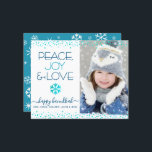 Budget foto Chanoeka Peace Love Sneeuwvlok Kaart<br><div class="desc">"Vrede, vreugde en liefde." Een leuke, speelse, turquoise blauwe faux folie snowflake illustratie, confetti stippen, turquoise en marinesblauwe moderne typografie op een schone, witte achtergrond, samen met de aangepaste foto van uw keuze, helpen u in het Hanoekaseizoen te gaan. Een willekeurig wit sneeuwvlokpatroon bedekt turquoise blauw op de rug. Beleef...</div>