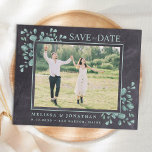 Budget Foto Eucalyptus Weddenschap Save the Date<br><div class="desc">Save the date! Maak je huwelijk bekend met vrienden en familie met deze bijtende krijtbordslate met eucalyptus, moderne fotocollage, die de datumkaarten bewaart. Deze briefkaarten van de budgettrouwuitnodiging moeten als te grote briefkaarten worden gemaild, zodat kunnen de standaardverzendkosten worden gemaakt, maar zij hebben geen envelop of een retouradreslabel nodig. Pas...</div>