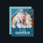 Budget foto Happy Chanoeka Blue Gold Stars Kaart<br><div class="desc">"Happy Hanukkah." Fun, speels, grillige handgemaakte typografie en een willekeurige ster van David-patroon in lichte turquoise blauw en faux gouden folie, die donkere blauw-marinehandlijnen overdekt op een blauw marineslein, samen met de foto van uw keuze, helpen u in Hanukkah te werken. De hand getrokken blauwe lijnen van de marine bedekken...</div>