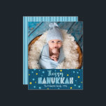 Budget foto Happy Chanoeka Blue Gold Stars Kaart<br><div class="desc">"Happy Hanukkah." Fun, speels, grillige handgemaakte typografie en een willekeurige ster van David-patroon in lichte turquoise blauw en faux gouden folie, die donkere blauw-marinehandlijnen overdekt op een blauw marineslein, samen met de foto van uw keuze, helpen u in Hanukkah te werken. De hand getrokken blauwe lijnen van de marine bedekken...</div>