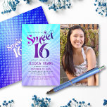 Budget foto Sweet 16 Paarse Blauwe Gradient Invite<br><div class="desc">"Gelukkige zoete 16 verjaardag". Stuur deze coole boho retro, budget gepersonaliseerde foto party uitnodiging voor een evenement om te onthouden. Aan de linkerkant, leuke, trendy, gedurfde paarse en marineblauwe typografie met moderne sans serif typografie overlay een achtergrond van pop lichte turquoise en paarse ombre gradiënt stralen met witte stippen. Een...</div>