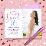 Budget Foto Sweet 16 Rainbow Glitter Stippen Invit<br><div class="desc">"Happy Sweet 16". Verstuur deze verbluffende, dunne, girale, feestelijke, moderne, gepersonaliseerde, fotoparty op maat voor een evenement dat je moet onthouden. Rainbow glitter script typografie en feestturquoise, paarse roze en gouden confetti, bedekken een witte achtergrond op de linkerhelft van de kaart. Rechts staat een aangepaste foto van het verjaardagsmeisje. En...</div>