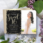 Budget Gold Black Glitter Photo Sweet 16 Invite<br><div class="desc">"Happy Sweet 16". Verstuur deze verbluffende, dunne, girale, feestelijke, moderne, gepersonaliseerde, fotoparty op maat voor een evenement dat je moet onthouden. Gold glitter script typografie en confetti bedekken een zwarte achtergrond op de linkerhelft van de kaart. Rechts staat een aangepaste foto van het verjaardagsmeisje. En de folie van geborsteld goud...</div>