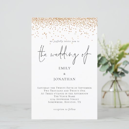 Budget Gold Glitter Script Weduwen Uitnodiging (Staand voorkant)