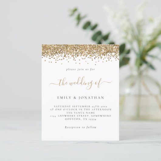 Budget Gold Glitter Script Weduwen Uitnodiging (Staand voorkant)